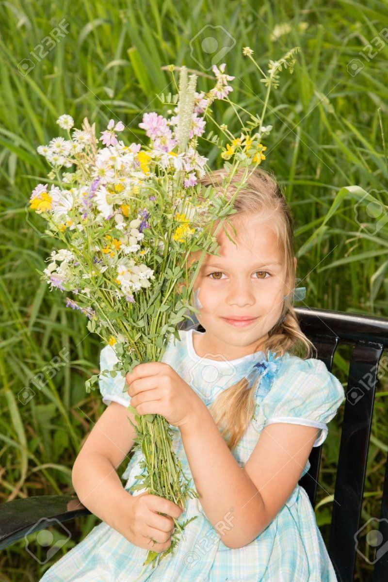 20882441-adorable-young-girl-with-the-bouquet-of-hand-picked-wildflowers.jpg