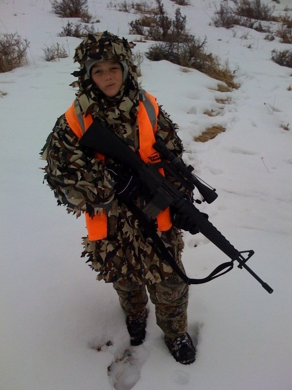 3905jake_coyote_hunting_with_m16_2.jpg